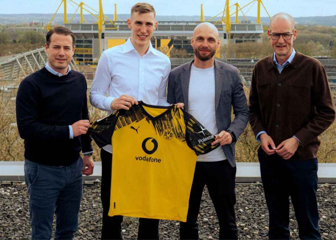 后防中坚留队！官方：多特蒙德与施洛特贝克续约至2031年