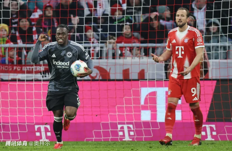 超级巨大失误！拜仁三人连环玩火，金玟哉乌龙助攻，对手笑纳空门