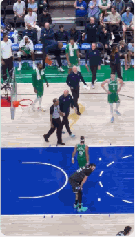 不满未吹打手犯规！基德与裁判争执被驱逐出场：本赛季第二次遭罚下