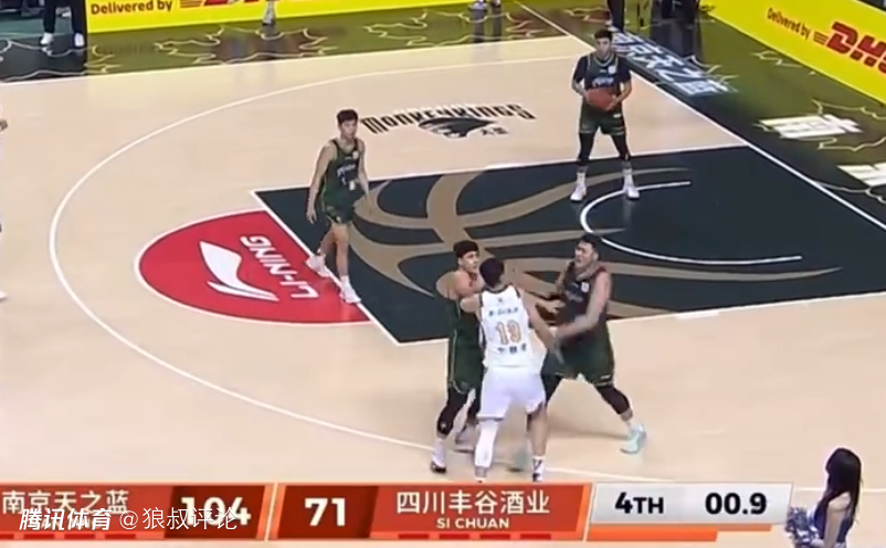 四川vs南京垃圾时间爆冲突引三人被驱离场引热议 球迷吐槽不遵守潜规则