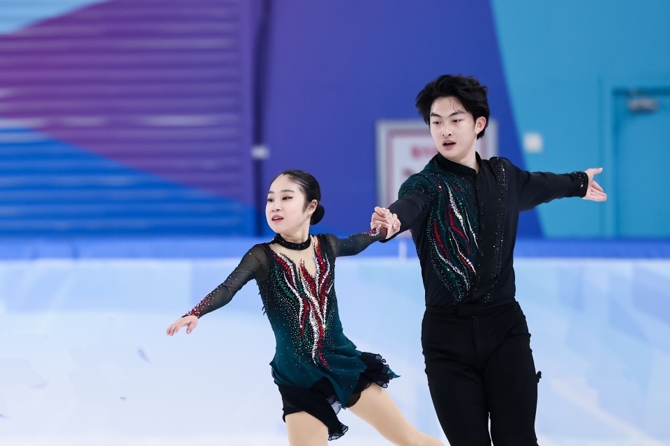 陈雨萱/董胤博世青赛双人滑第四，乌克兰爆冷摘铜！加拿大包揽冠亚