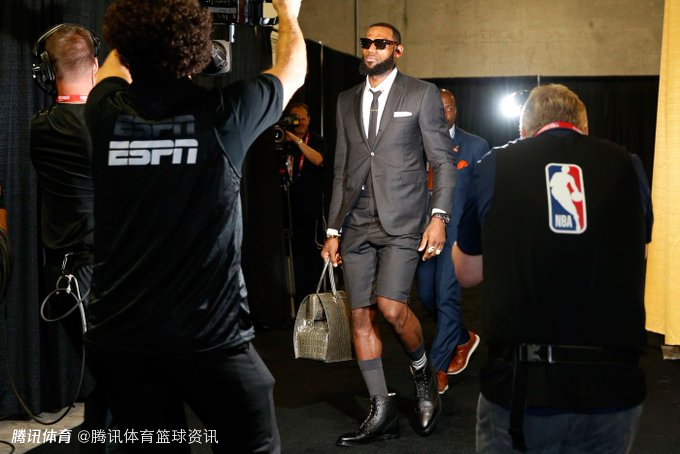 剧情大反转！詹姆斯化身第三巨头打脸全联盟：谁说没我湖人更好？