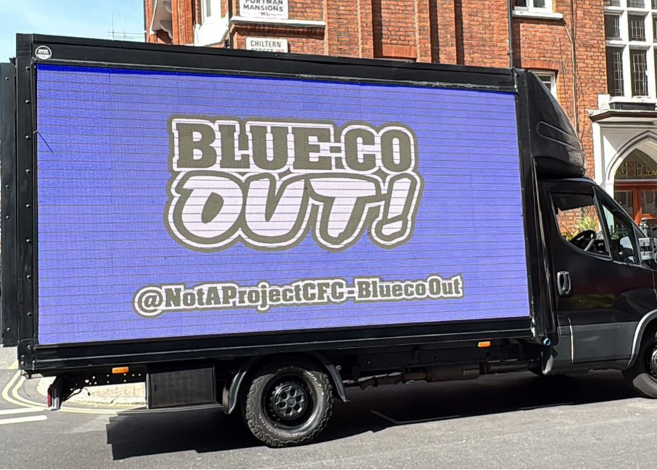 足总杯半决赛前，切尔西球迷在伦敦街头开卡车抗议管理层