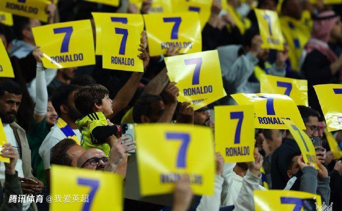 声援C罗罢赛！球迷第7分钟举7号高唱，官媒转发，队友破门后SIU庆祝