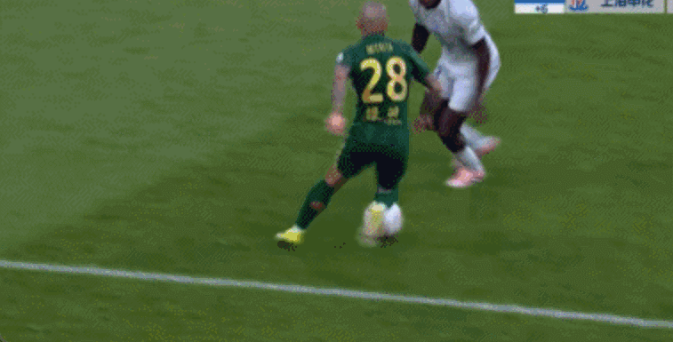 杨皓宇红牌引众怒！申花跟队+解说员一致认为：判罚太双标 应申诉