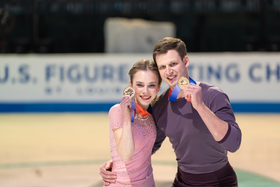 全美双人滑冠军冬奥希望渺茫！女伴护照办不下，与男伴结婚2年白忙活