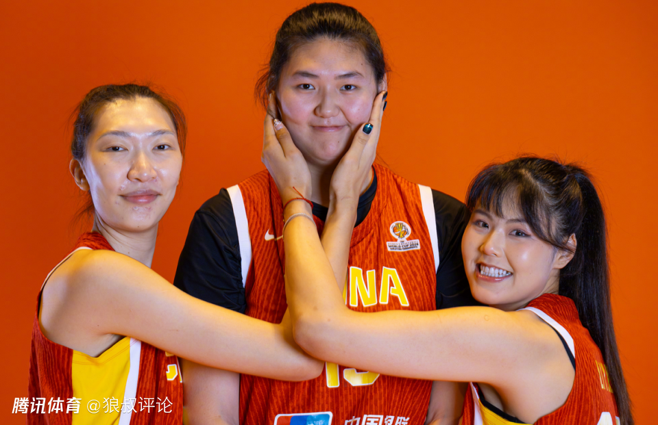 张子宇领衔中国女篮三大中锋同框 2米01李月汝被调侃“南方小土豆”