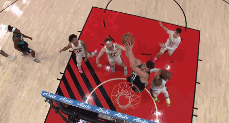 一级恶意犯规！詹姆斯试图封盖克林根空接 却打中对方头部