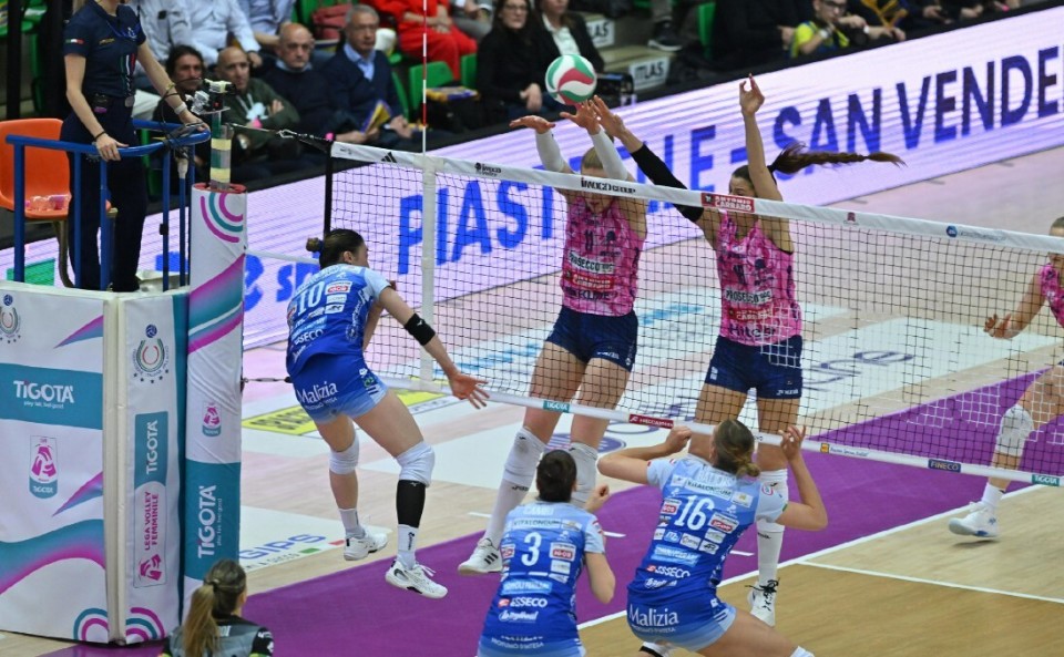 让二追三！科内利亚诺半决赛占先机，朱婷一锤定音+21分荣膺MVP