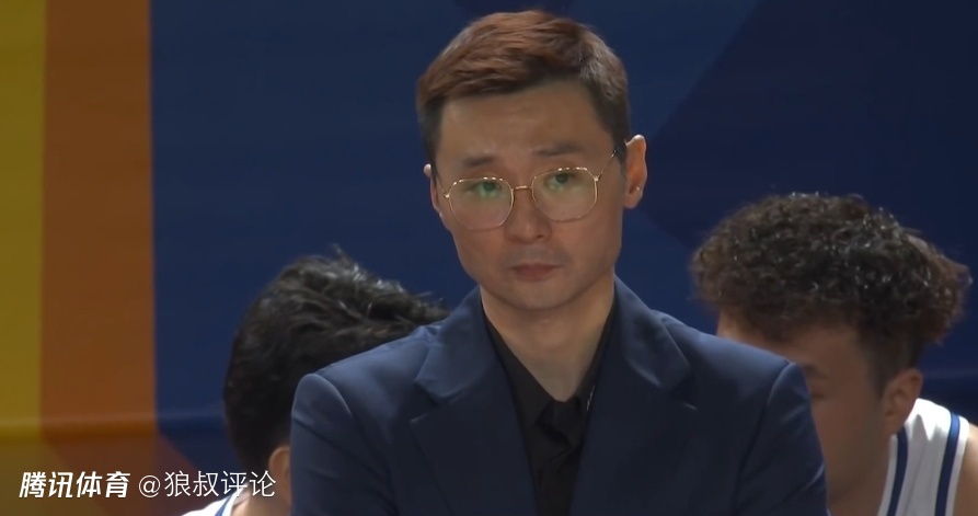 刘炜：赵睿抢下关键篮板球太致命 决战时刻换下李炎哲因不满他的防守