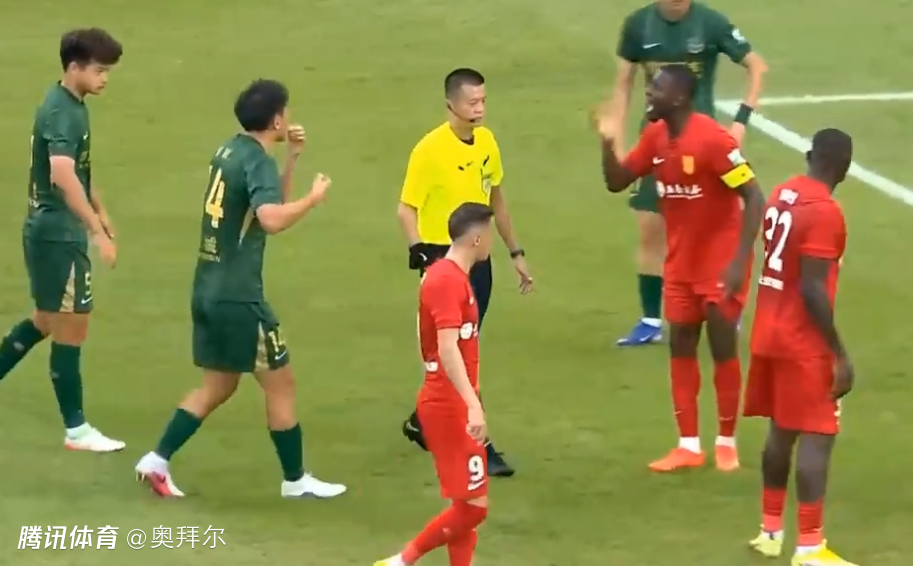 中超罕见一幕！比赛进行中队医冲入场，主裁遭炮轰：掌控力太差