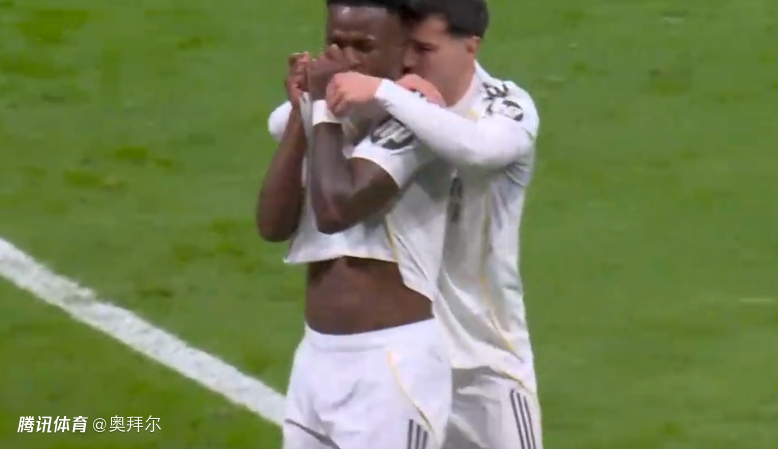 维尼修斯破105天球荒！1V3轰超级世界波，亲吻队徽回击嘘声