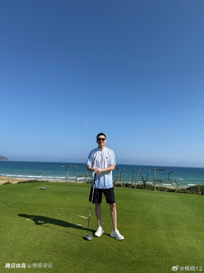 状态真好！前辽宁主帅杨鸣社媒晒休假动态 海边打高尔夫球引热议