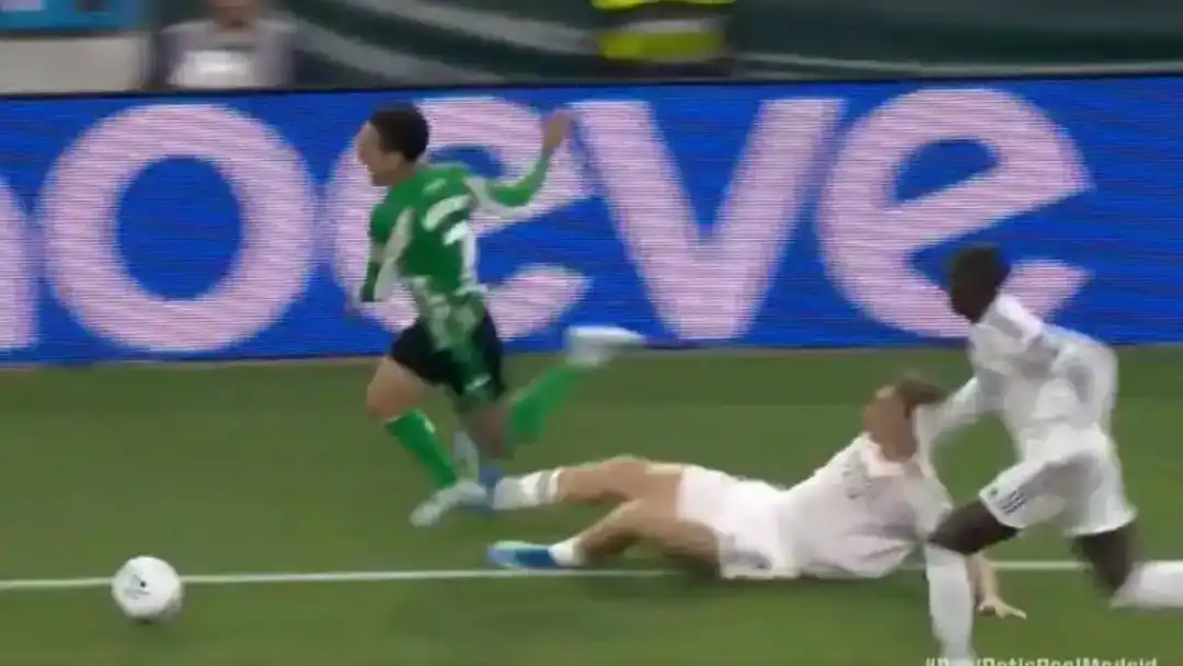 每体：赫伊森放倒安东尼还讽对方爱哭鬼，耶罗该给他上一课