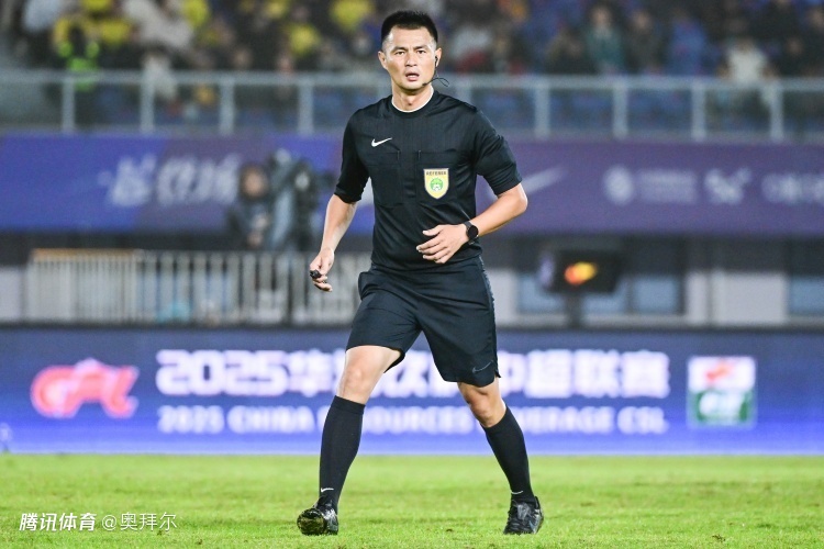 5分钟两次争议判罚！托利奇被撞倒无点，朴镇燮肘击，媒体人不满