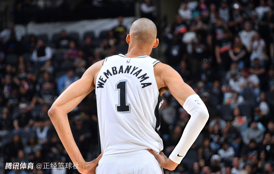 马刺多位工作人员效仿文班剃光头！后者剃发后三连胜 直言是奉献精神