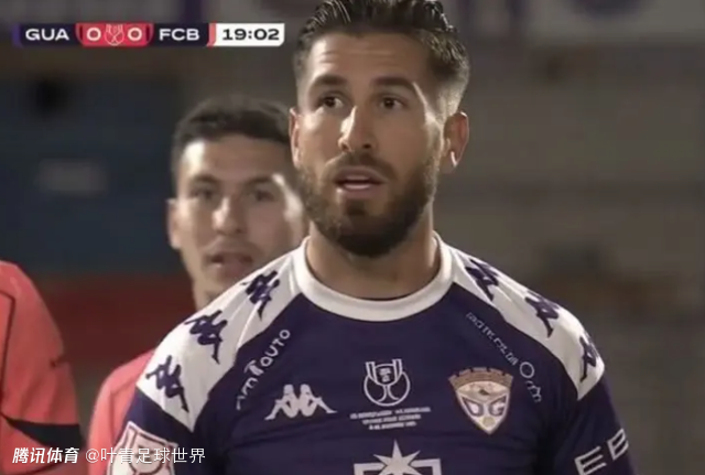 巴萨比赛有趣一幕 35岁老将神似拉莫斯 球迷热议：亲兄弟吧