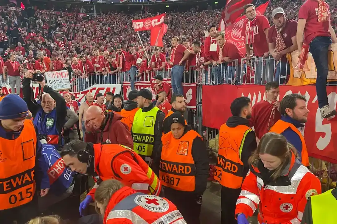 拜仁球迷冲场导致四名摄影师受伤，欧足联已开启调查程序