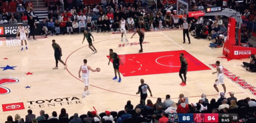 愿无大碍！亚当斯倒地不起 随后被搀扶离场回到更衣室