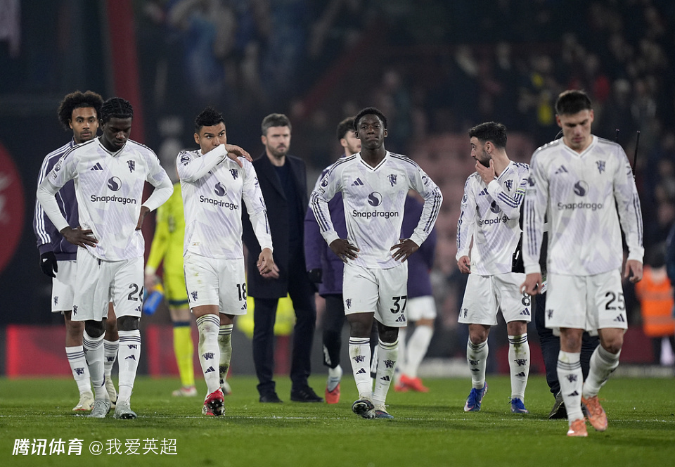 两次遭不利判罚！曼联球迷怒冲英超官推：公开抢劫，主裁该被禁赛