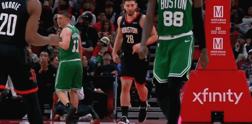 紧跟乌度卡步伐！申京同样不满判罚怒喷裁判 遭到驱逐