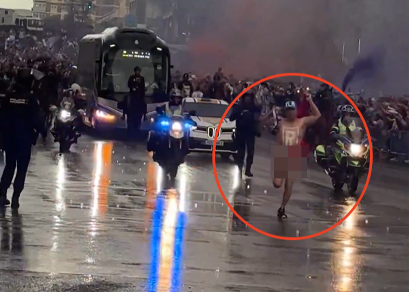 何意味？欧冠战拜仁赛前，一男子在皇马大巴前疯狂裸奔