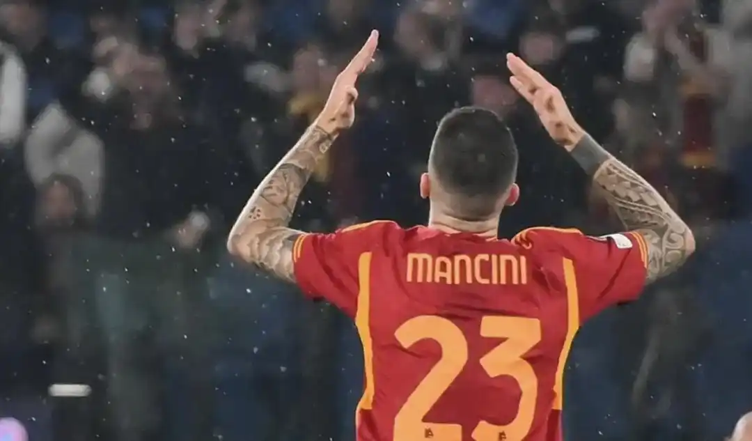 记者：罗马后卫曼奇尼右腿内收肌受伤，将缺席2-3周