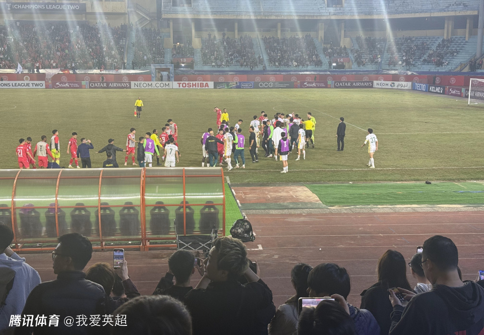 亚冠搂脖抱摔河内球员染红！28岁国安国脚遭重罚：禁赛4场罚款1万元