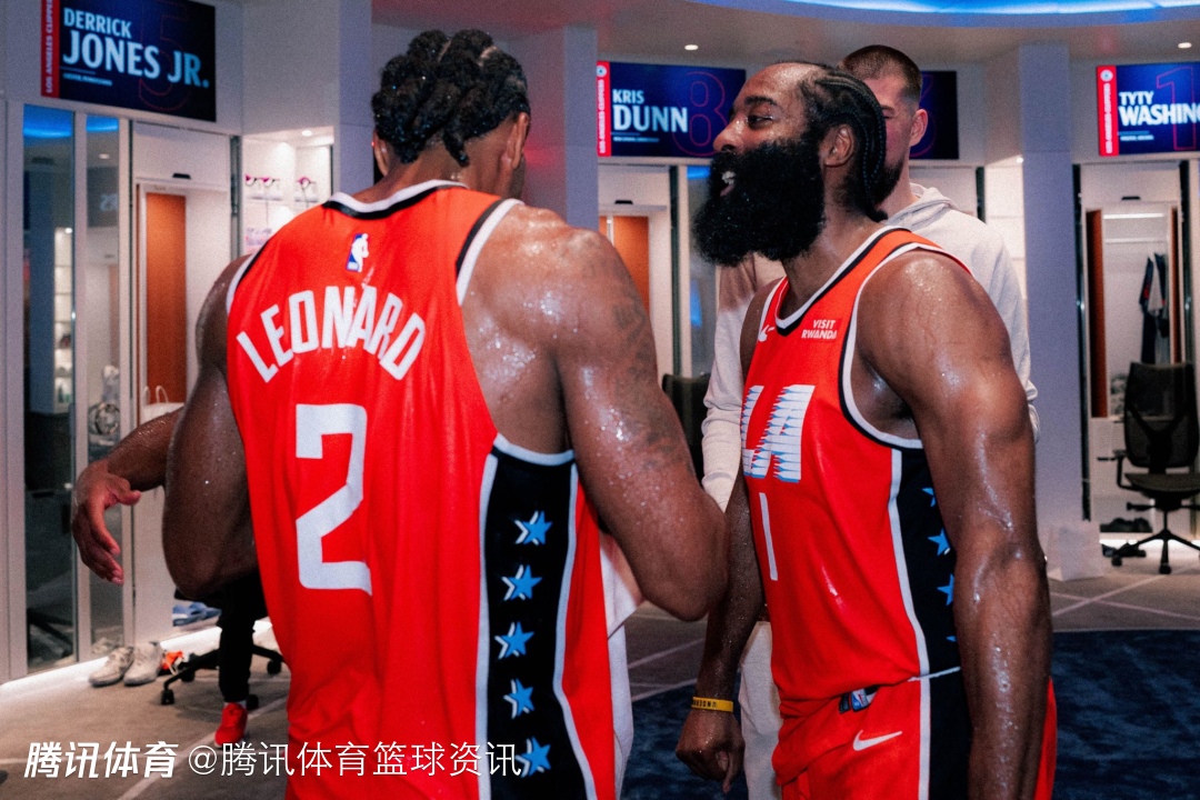 快船更衣室狂欢！小卡被队友浇透后调侃：我要给所有人都寄一份账单