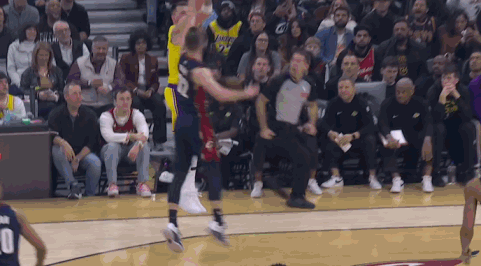 被骑士地板坑了！东契奇后撤步投射摔出场外 一瘸一拐返回更衣室