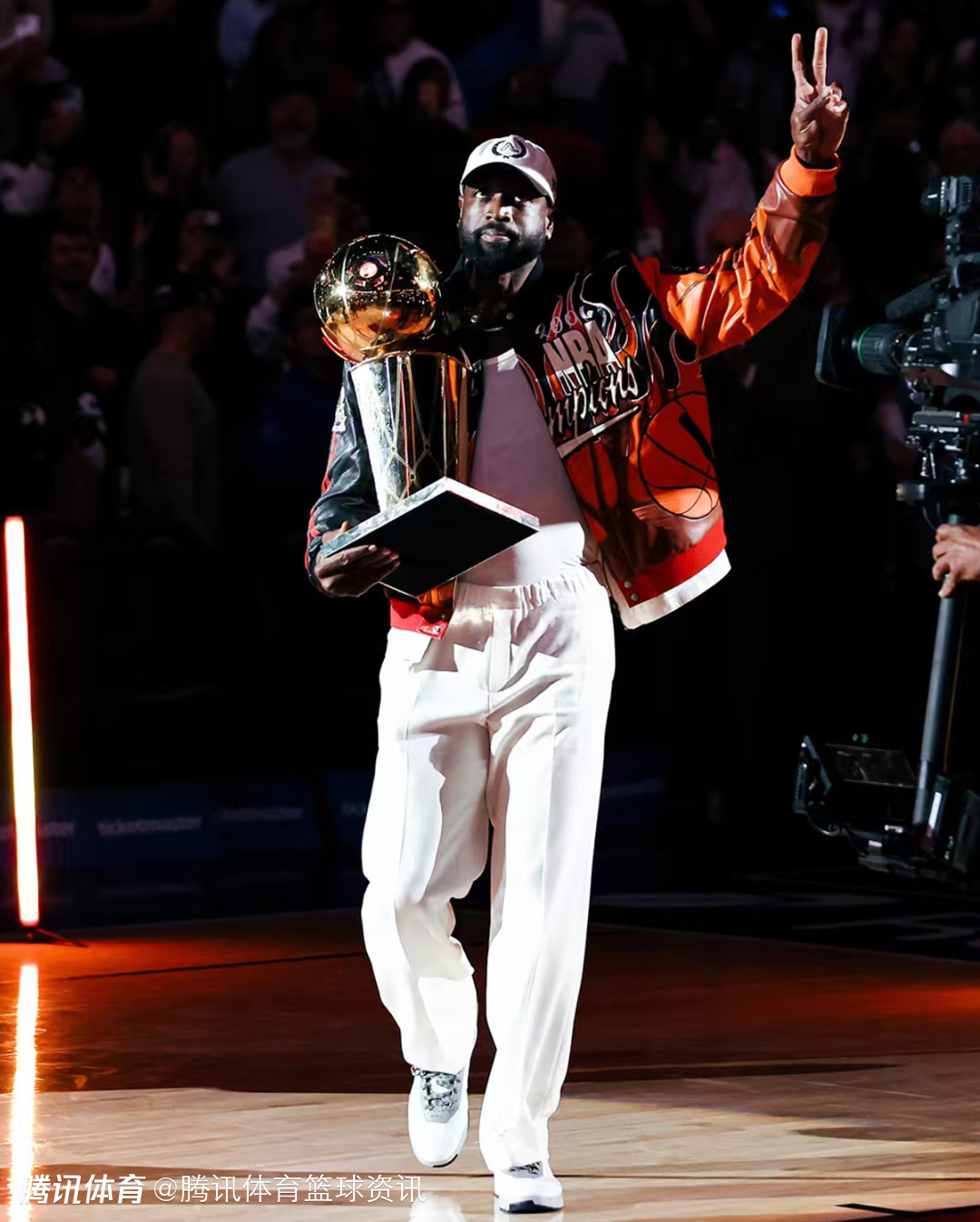 热火举办队史首冠20周年纪念活动：奥尼尔老佩顿等人亮相 韦德抱冠军奖杯压轴登场