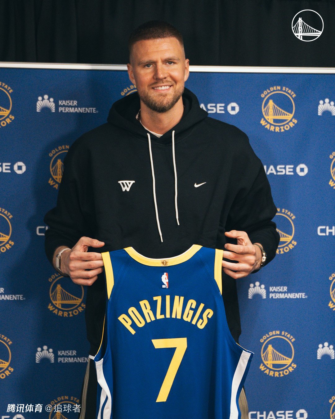 波神正式亮相勇士！手持7号盛赞库里 开心加盟勇士预计全明星后复出