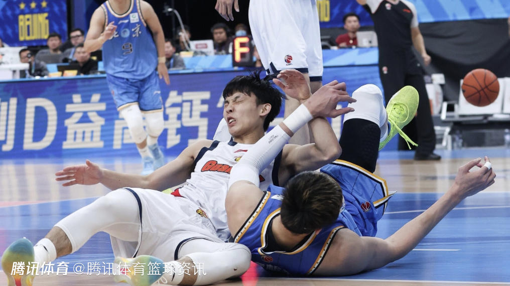 万幸！徐杰脚踝部位的骨头与韧带都没事 能否出战北控待定