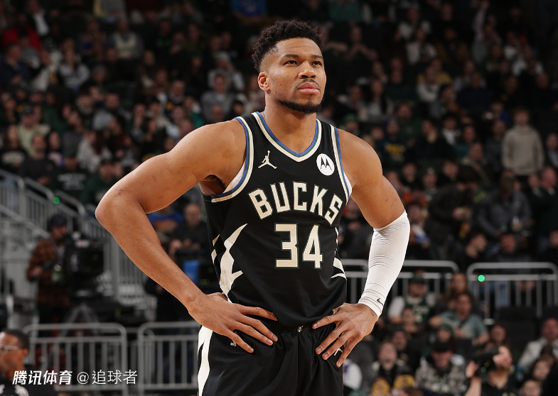 字母哥22+13拼到伤退：末节轰14分仍吞败仗 满脸沮丧尽显绝望