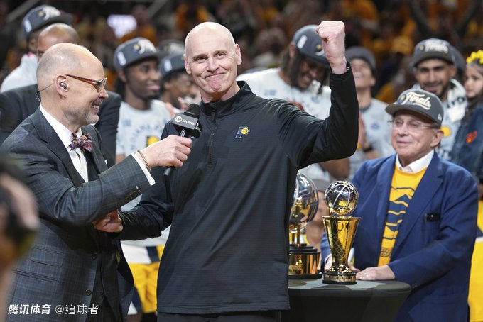 66岁卡莱尔终迎千胜！全队为他疯狂泼水祝贺 萧华：千胜是非凡成就