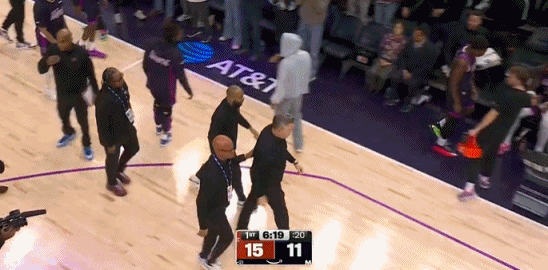 半节打卡下班！森林狼主帅芬奇不满判罚 连吃两T被驱逐出场