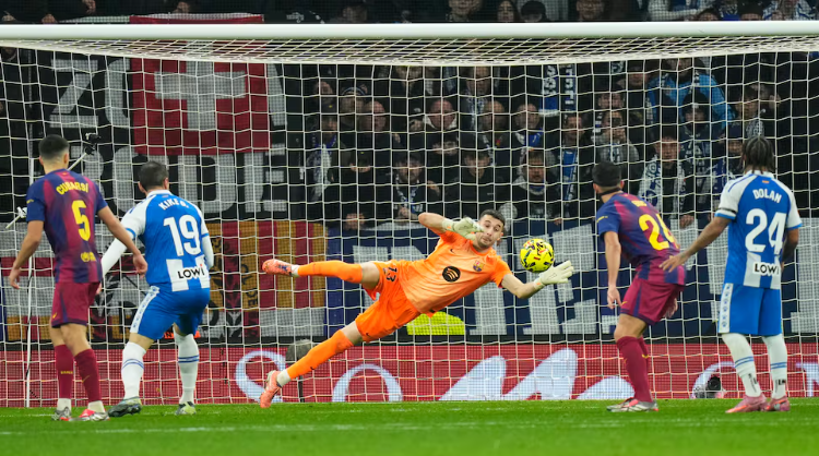 西甲：巴萨德比战2-0夺9连胜 奥尔莫莱万建功门神连扑单刀