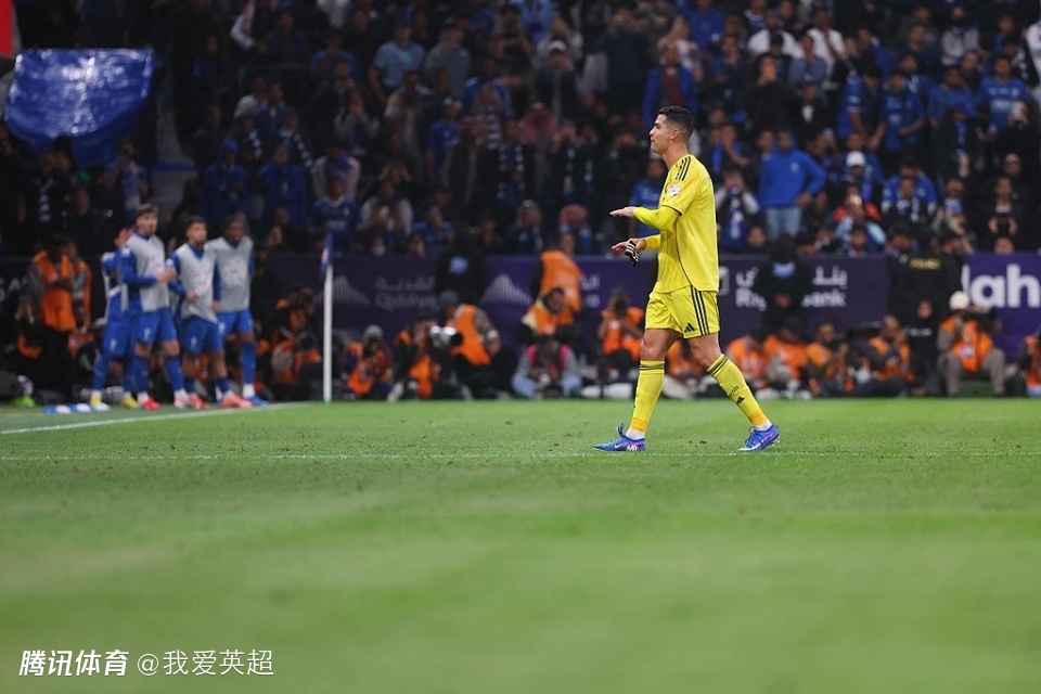 3连败后破防？C罗挥5指做“偷窃”手势嘲讽主裁！被判2点球+门将染红