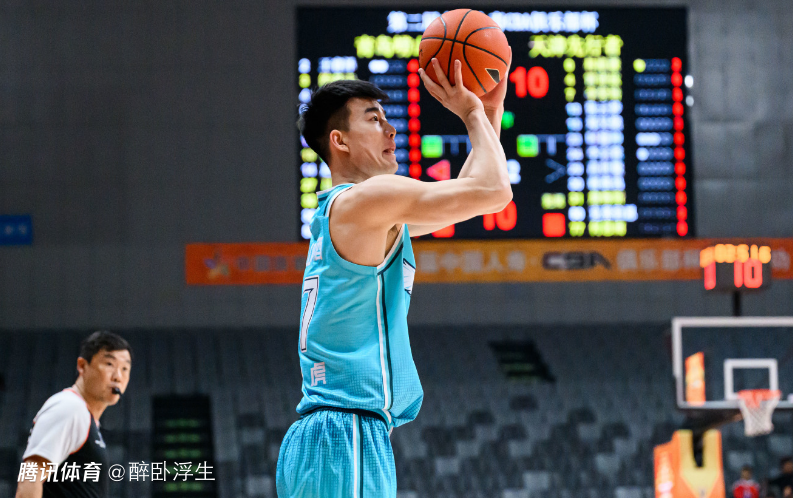 青岛32分狂胜全华班四川 韦瑟斯庞16+4+4引6人上双制胜