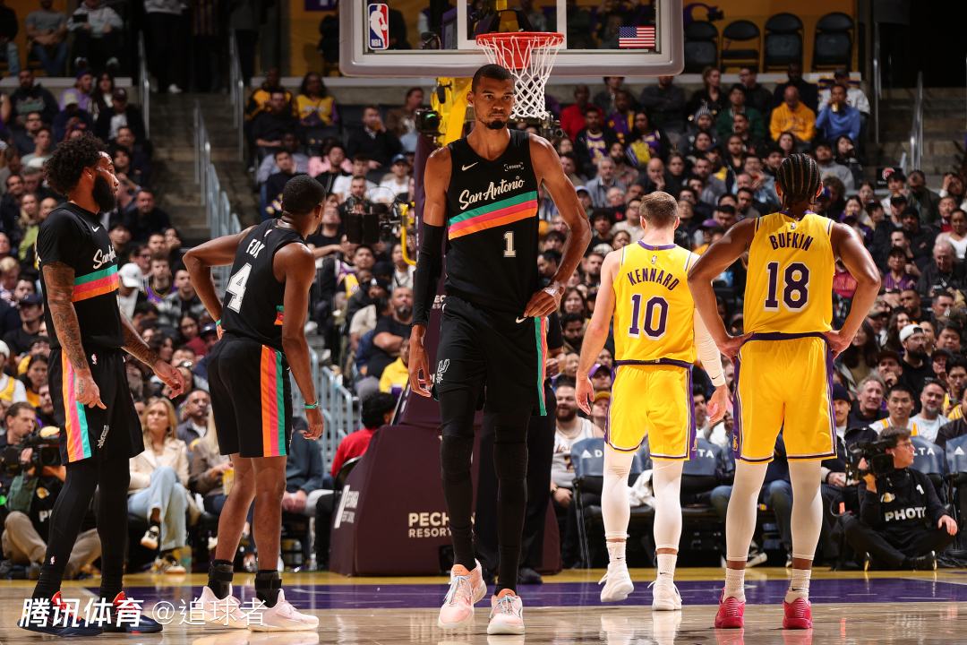 刷爆纪录！文班26分钟轰40+12打爆湖人 首节9投25分强得离谱