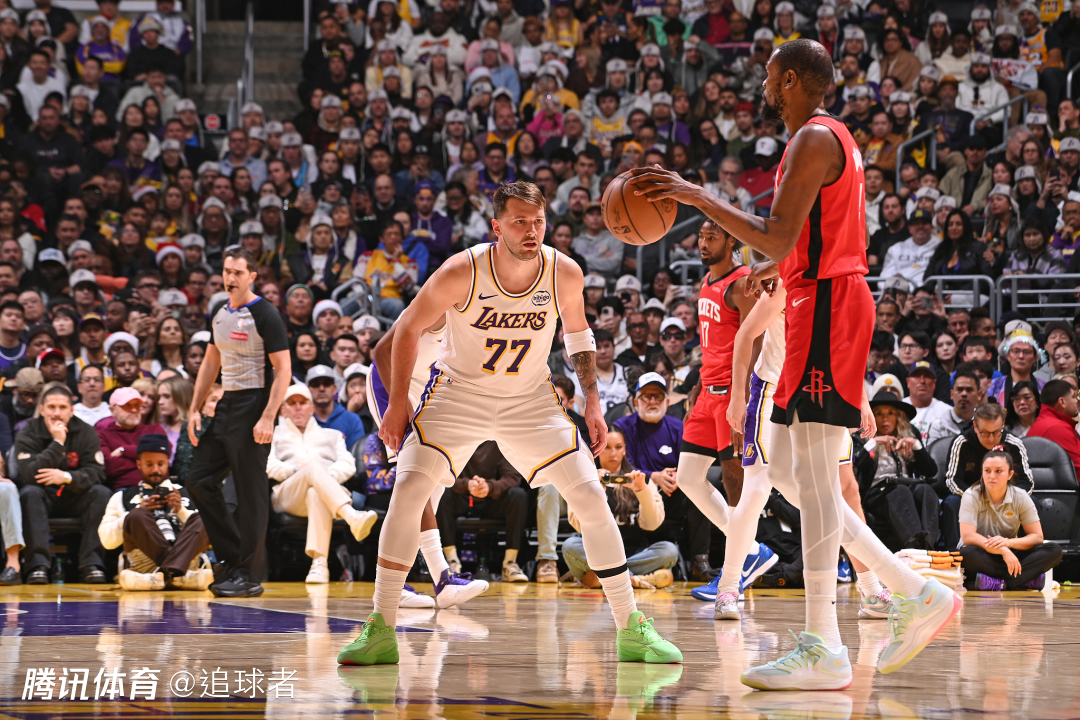 杜兰特25+9打爆湖人：多项数据完胜詹姆斯 终结连败拿下年终大战
