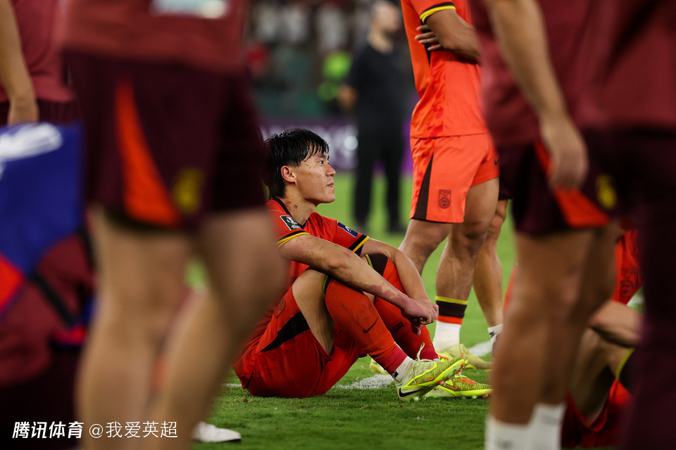 心疼！U23国足多人抹泪，李昊伤心掩面，王钰栋神情落寞+哭着谢场