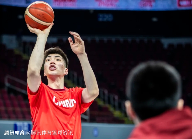 余嘉豪：作为中国人始终想为国出力 哪怕五次转机跨越几万公里也义不容辞