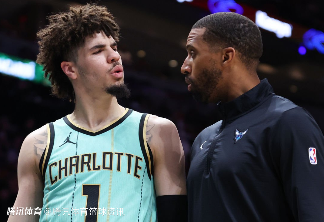 黄蜂内讧实锤？帕金斯称三球被按替补后爆粗：他和主帅只能二选一