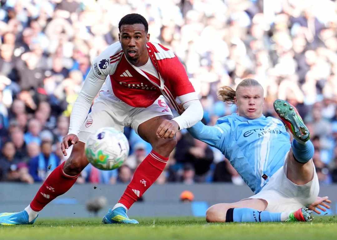 哈兰德PK加布里埃尔合集：顶牛、衣服被撕烂、进球前缠斗