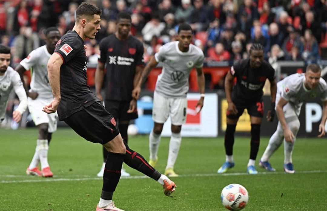 希克成首位五大联赛攻入百球的捷克球员，德甲对所有队均进球