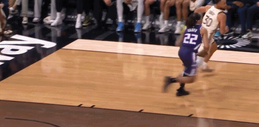 回来了！库里次节连轰两个3+1点燃主场 大通中心现场响起MVP呼声