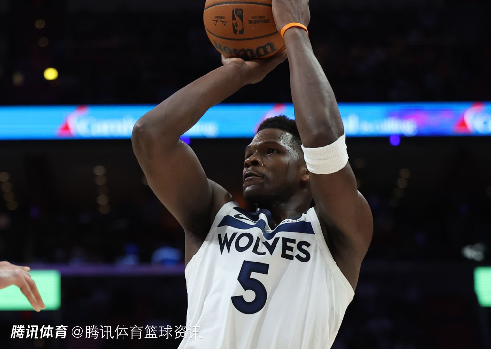 里程碑达成！爱德华兹生涯三分命中数突破1200记 成25岁前联盟首人