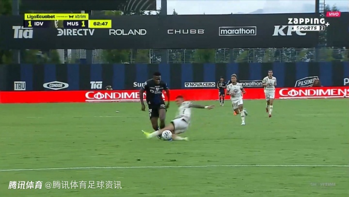 慎入！厄瓜多尔赛场现断腿惨案 球员脚踝严重变形+骨头露出被担架抬出场