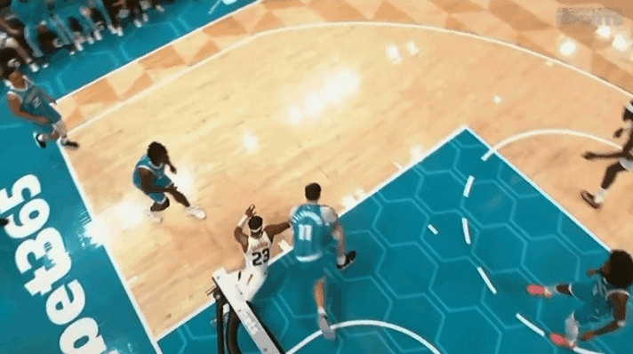 愿无大碍！古德温倒地拼抢被卡尔克布伦纳压在身上 随后返回更衣室接受治疗